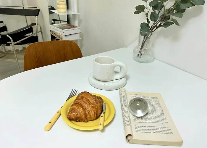 Apartment Two 2f, 3mins Hapjeong Station, 4beds *